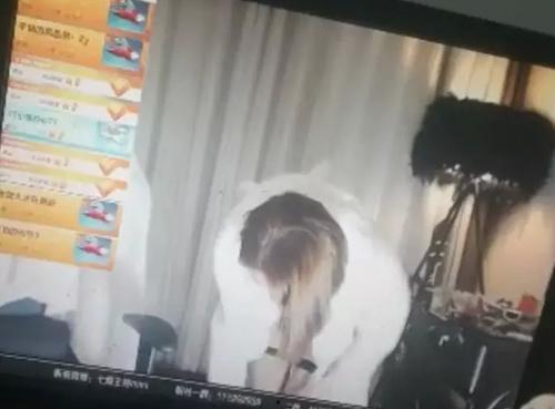 斗鱼女主播脱文胸,网友热议